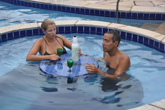 Celebrando o dia de pedaladas na Ilha de Marajó, na piscina do hotel em Soure - PA